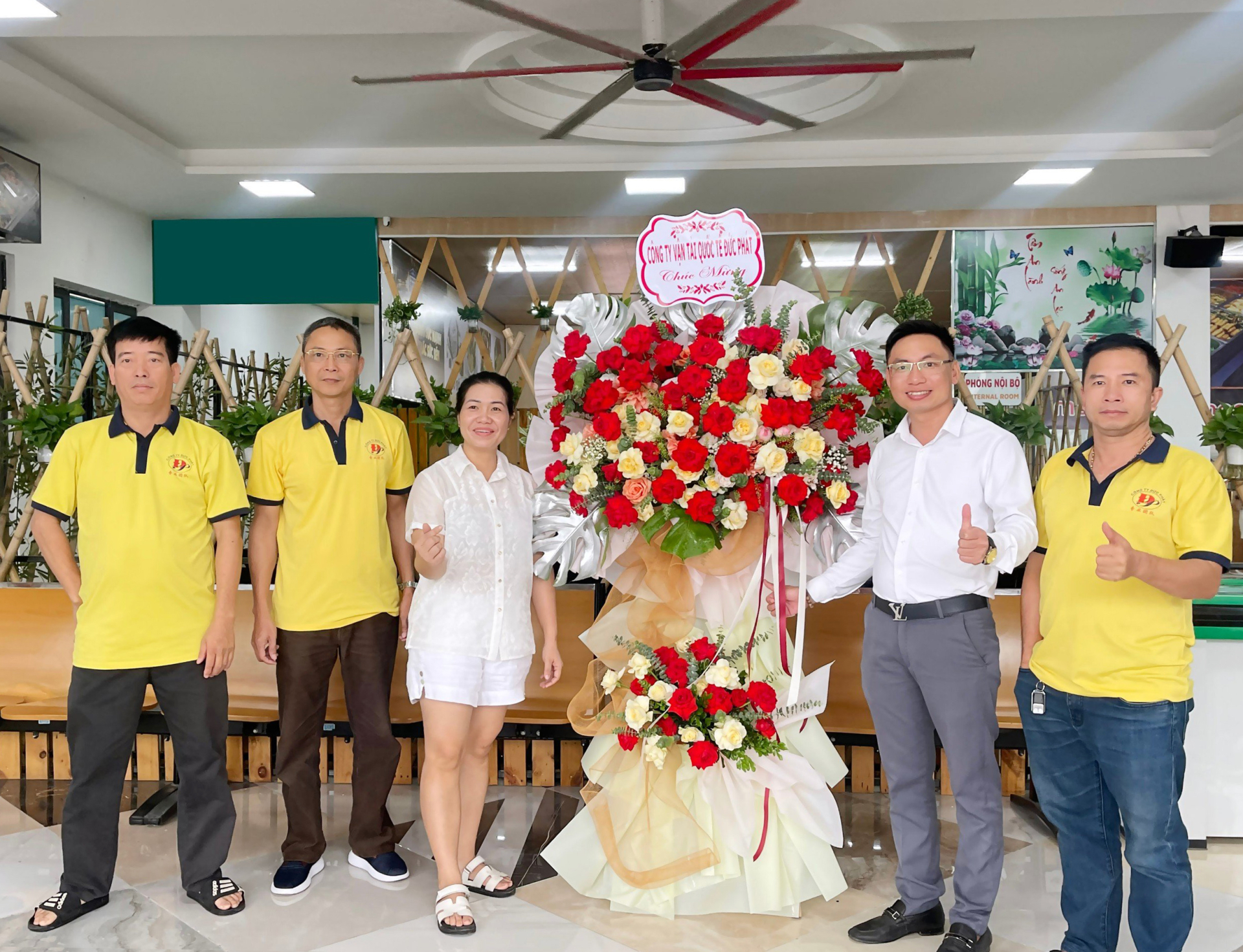 Quang Nguyễn Cùng Vận Tải Quốc Tế Đức Phát Tặng Hoa Mừng Khai Trương Nhà Hàng Trung Thu Trạm Dừng Nghỉ Xuân Khiêm
